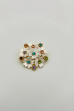 Çiçek Desen Taşlı Broş Masada