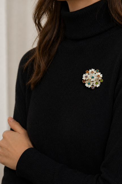 Çiçek Desen Taşlı Broş