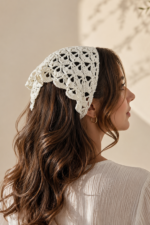 Beyaz Kroşe Örgü Bandana Model Üstünde Sağ