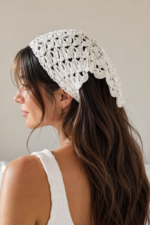 Beyaz Kroşe Örgü Bandana Model Üstünde Sol